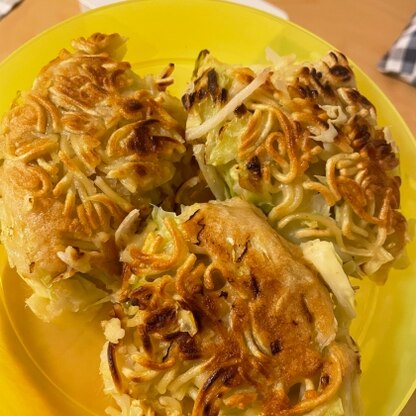 焼きそば麺があまっていたので入れました！
１歳半の娘も喜んで食べてくれました(^^)